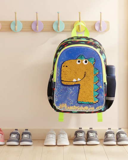 blauer-kita-rucksack-mit-wendepailletten-dinosaurier - lifestyle