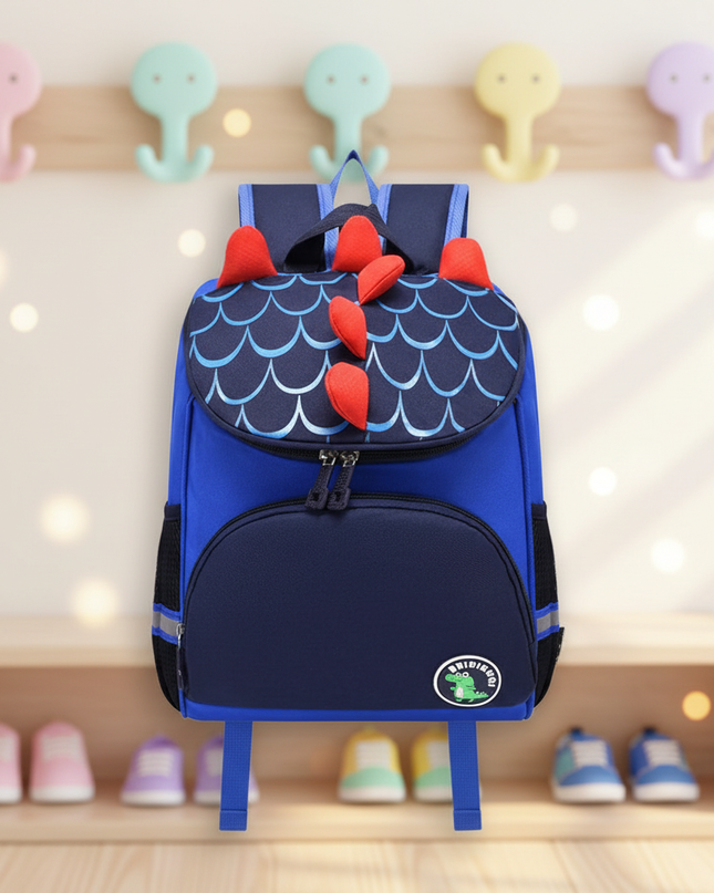 kita-rucksack-mit-schuppenmuster-und-dinosaurier-stacheln-bl - lifestyle