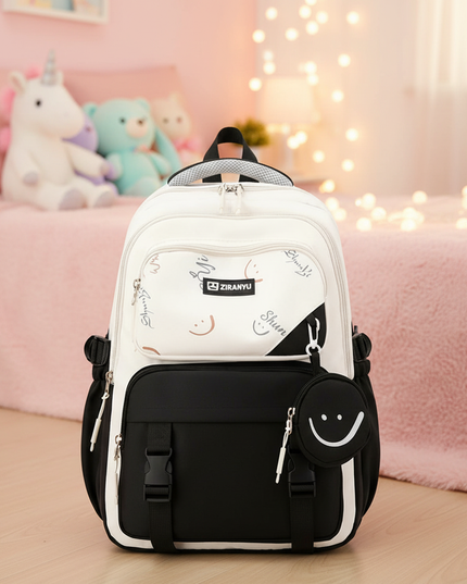 schwarzer-rucksack-mdchen-smiley - lifestyle