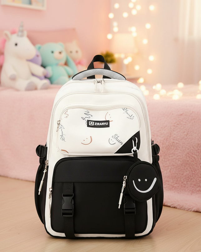 schwarzer-rucksack-mdchen-smiley - lifestyle